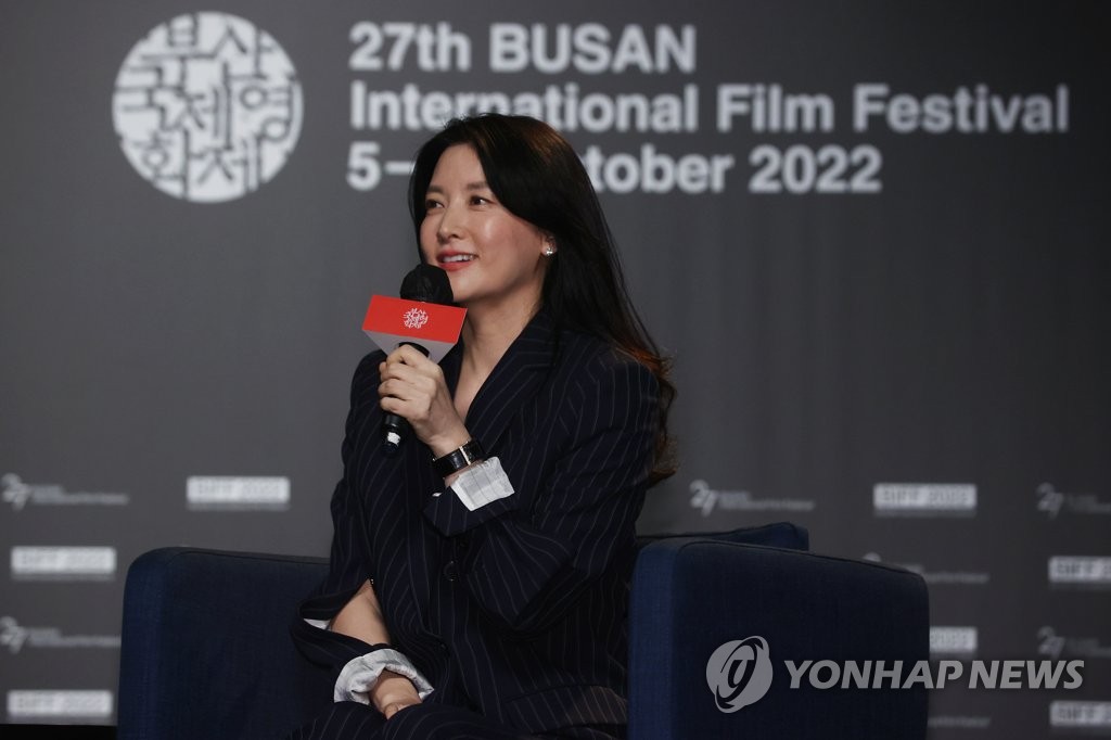 Actress Lee Young-ae meets fans at BIFF