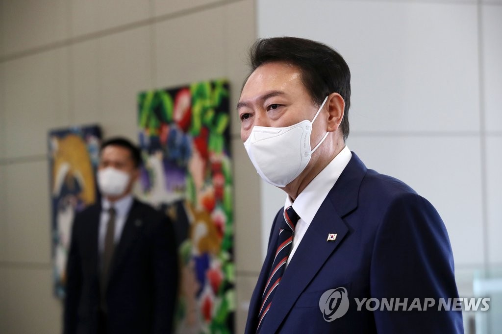 La foto, tomada el 17 de octubre de 2022, muestra al presidente surcoreano, Yoon Suk-yeol, respondiendo a las preguntas de los periodistas, a su llegada a la oficina presidencial, en Seúl. 