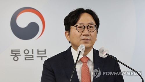 La foto de archivo, tomada el 17 de octubre de 2022, muestra al portavoz del Ministerio de Unificación de Corea del Sur, Cho Choong-hoon, hablando durante una conferencia de prensa. 