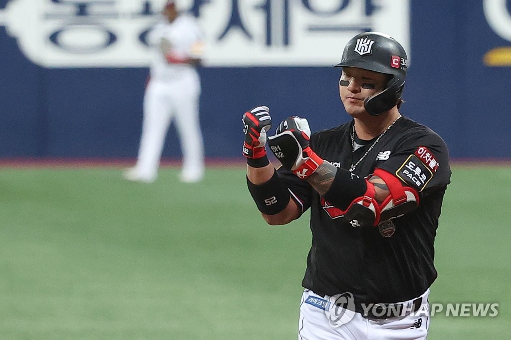 Park Byung-ho of the KT Wiz celebrates his RBI single against the Kiwoom Heroes during the top of the first inning of Game 2 of the first round in the Korea Baseball Organization postseason at Gocheok Sky Dome in Seoul on Oct. 17, 2022. (Yonhap)