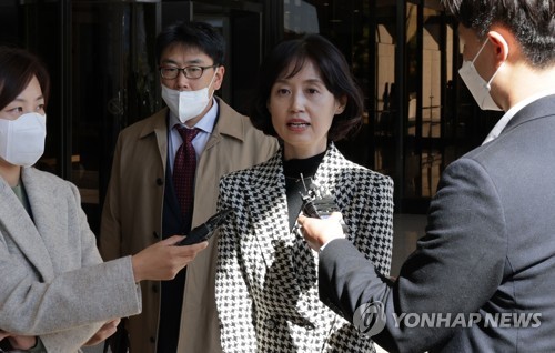 취재진 질문에 답하는 박은정 전 법무부 감찰담당관