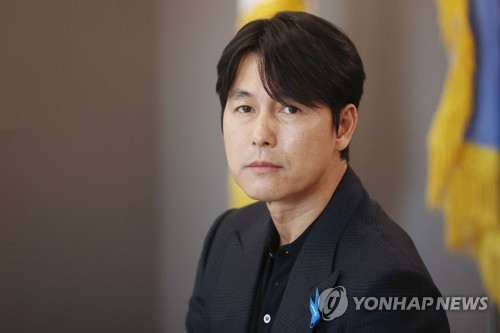  Actor Jung Woo-sung says sustained attention, solidarity can be powerful tool to tackle Ukrainian refugee crisis