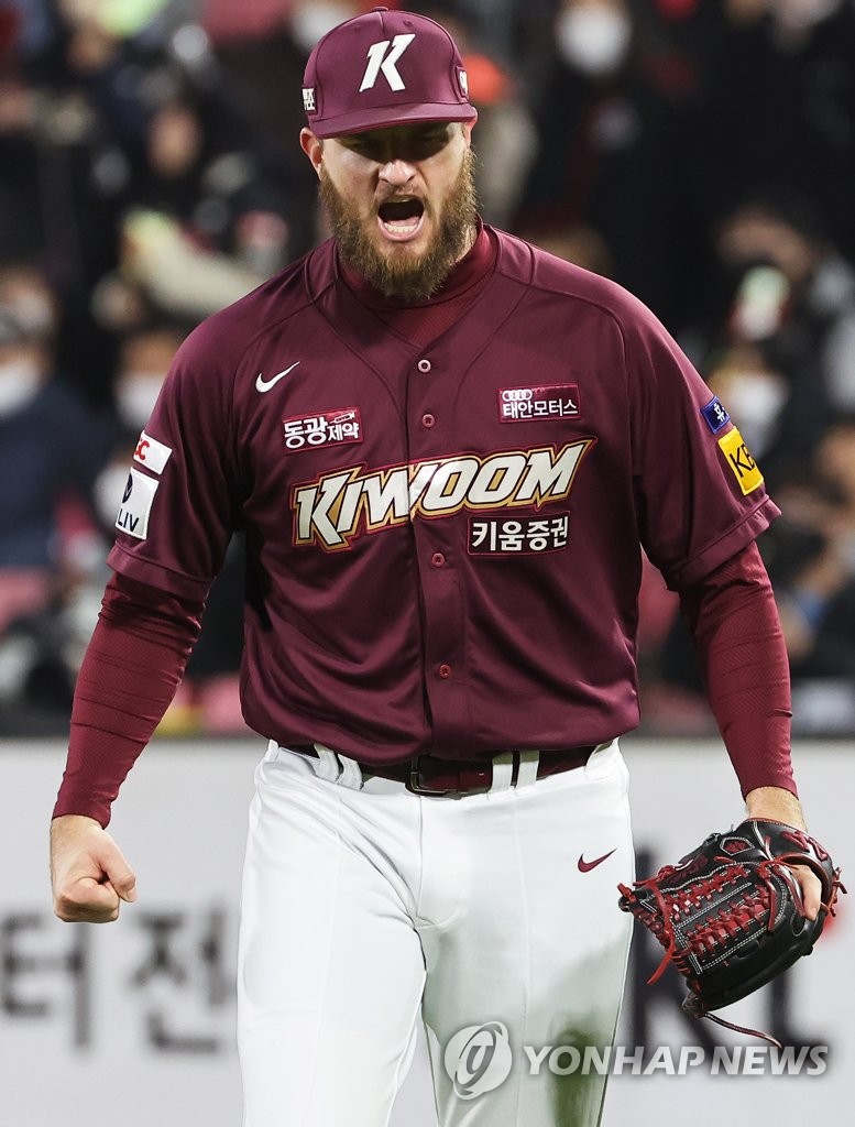 Kiwoom Heroes starter Tyler Eppler celebrates after completing the bottom of the fifth inning against the KT Wiz in Game 3 of the first round in the Korea Baseball Organization postseason at KT Wiz Park in Suwon, 35 kilometers south of Seoul, on Oct. 19, 2022. (Yonhap)