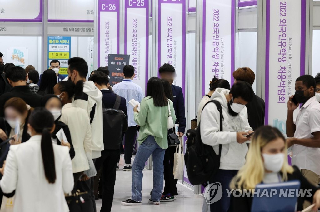 지난달 21일 오후 서울 강남구 코엑스에서 열린 '2022 외국인유학생 채용박람회'를 찾은 유학생들이 부스를 둘러보고 있다. [연합뉴스 자료사진]