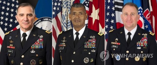 En las imágenes sin fechar, proporcionadas por el Ministerio de los Asuntos de Patriotas y Veteranos, se muestra a los excomandantes de las Fuerzas Armadas Estadounidenses en Corea del Sur, el general Curtis Scaparrotti (izda.), el general Vincent Brooks (centro) y el general Robert Abrams. (Prohibida su reventa y archivo)