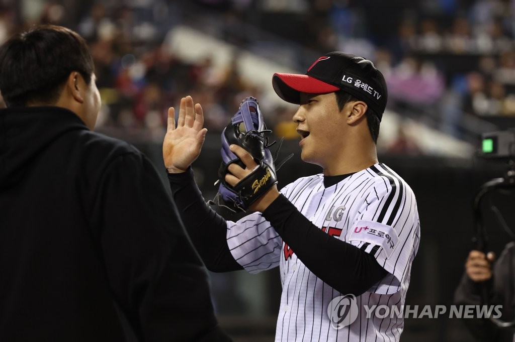 LG Twins third baseman Moon Bo-gyeong is congratulated by teammates after making a diving grab against the Kiwoom Heroes to end the top of the fifth inning during Game 1 of the second round in the Korea Baseball Organization postseason at Jamsil Baseball Stadium in Seoul on Oct. 24, 2022. (Yonhap)