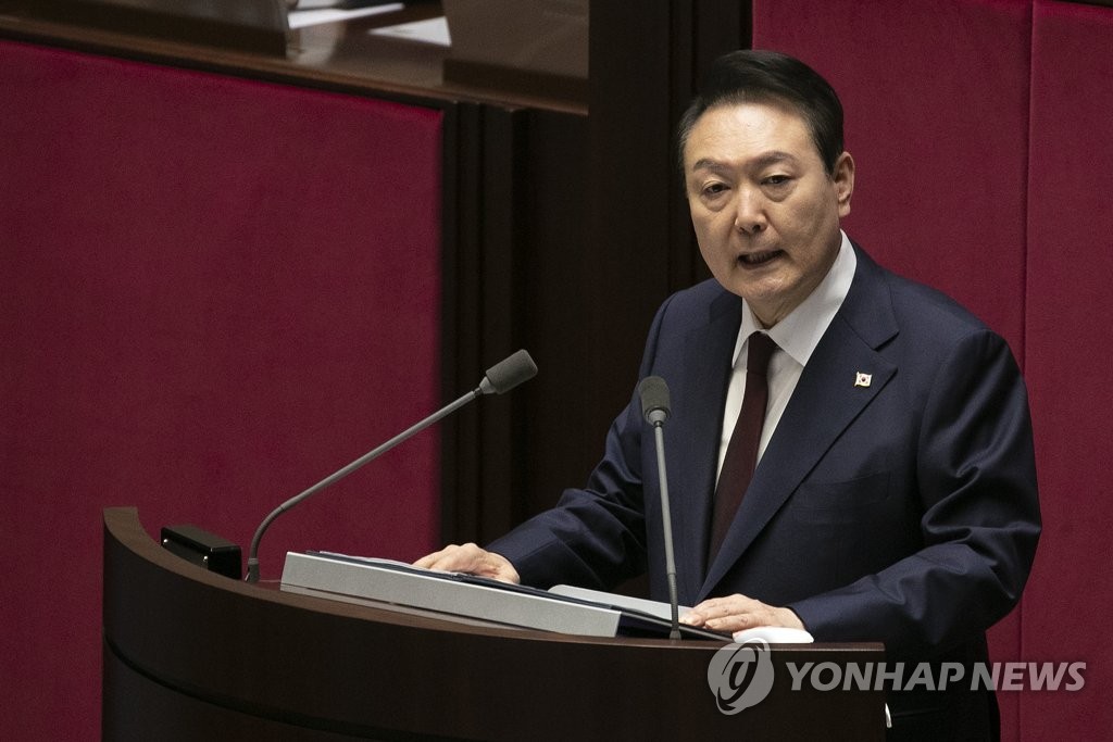 El presidente surcoreano, Yoon Suk-yeol, pronuncia, el 25 de octubre de 2022, un discurso sobre el presupuesto, en la Asamblea Nacional, en Seúl. (Fotografía del cuerpo de prensa. Prohibida su reventa y archivo)