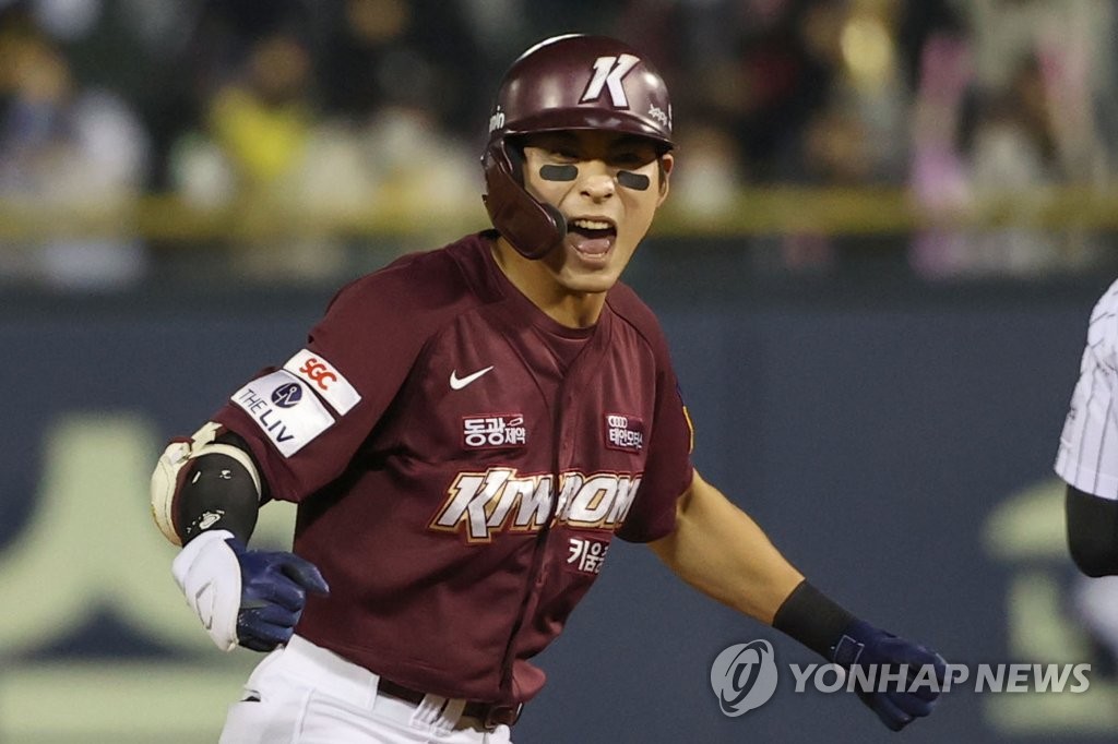 Lee Jung-hoo of the Kiwoom Heroes celebrates his RBI double against the LG Twins during the top of the second inning of Game 2 of the second round in the Korea Baseball Organization postseason at Jamsil Baseball Stadium in Seoul on Oct. 25, 2022. (Yonhap)