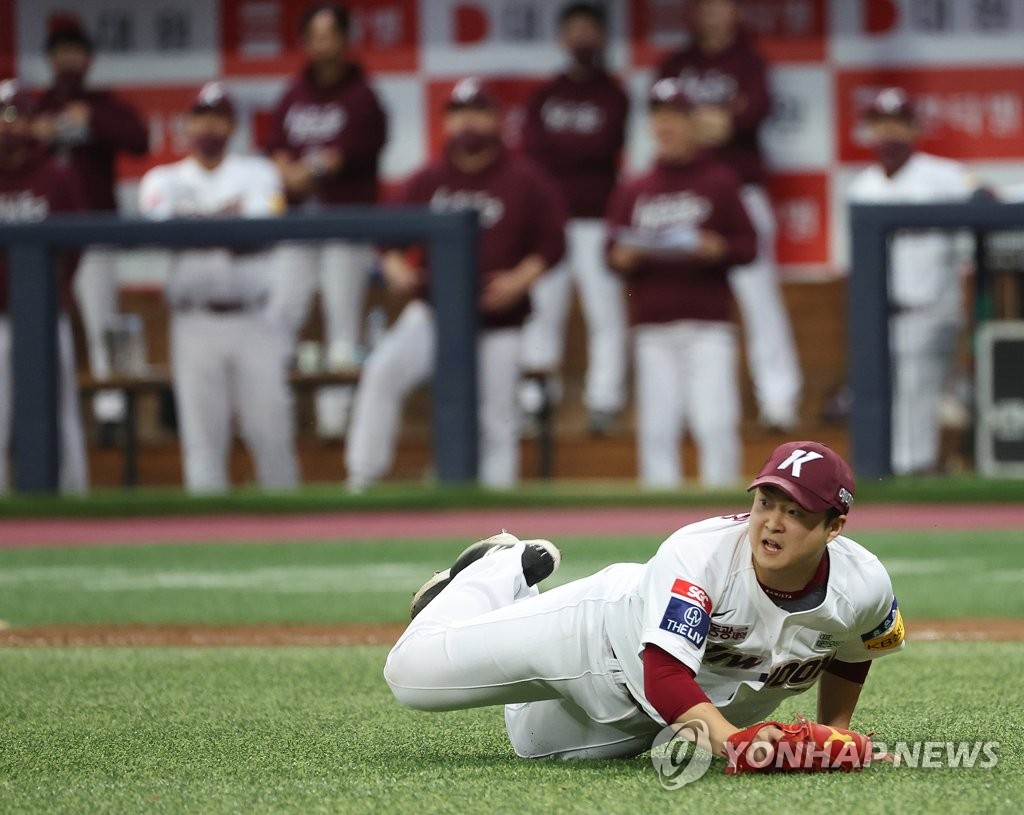 Kiwoom Heroes reliever Kim Jae-woong makes a diving grab against the LG Twins during the top of the eighth inning of Game 3 of the second round in the Korea Baseball Organization postseason at Gocheok Sky Dome in Seoul on Oct. 27, 2022. (Yonhap)