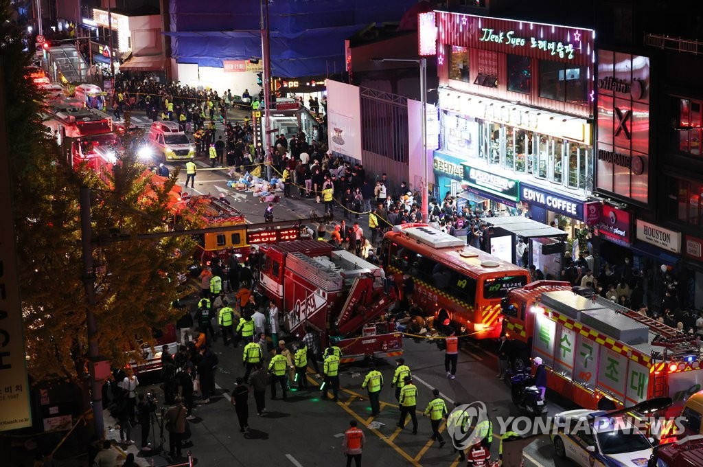 Les secours ont investi la rue principale du quartier Itaewon à Séoul le 29 octobre 2022 après la bousculade meurtrière survenue la veille d'Halloween. 