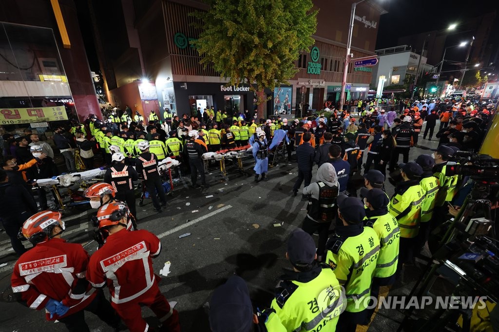 Los policías y bomberos custodian la escena, el 30 de octubre de 2022, tras una mortal estampida ocurrida en el barrio de Itaewon, en Seúl, en medio de los festejos por la Noche de Brujas.