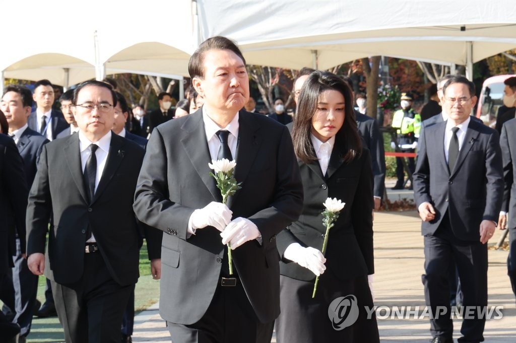 尹大統領夫妻　ソウル雑踏事故の合同焼香所弔問