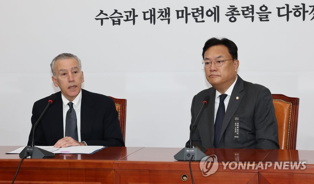 U.S. Ambassador to South Korea Philip Goldberg (L) speaks at a meeting with ruling People Power Party chief Chung Jin-suk at the National Assembly in western Seoul on Nov. 1, 2022. (Yonhap)