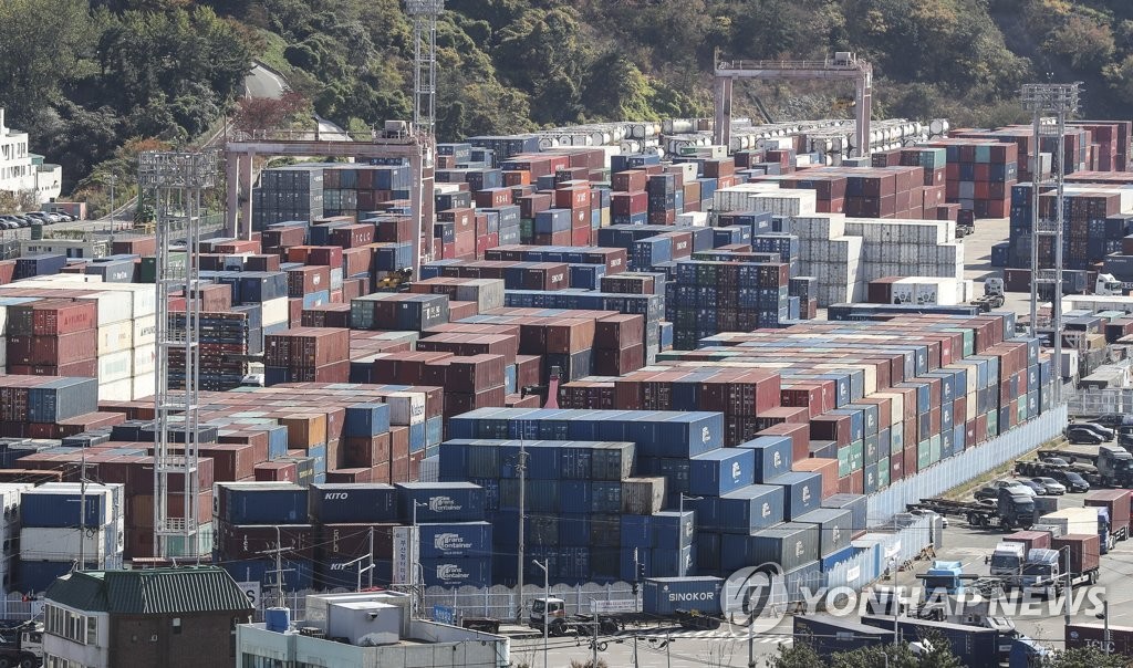 釜山港に積み重なるコンテナ（資料写真）＝（聯合ニュース）
