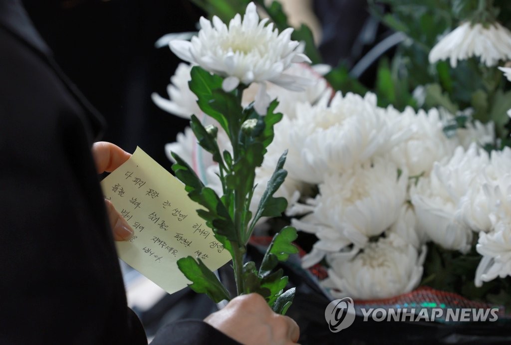事故現場の近くに設けられた焼香所で献花する市民＝１日、ソウル（聯合ニュース）
