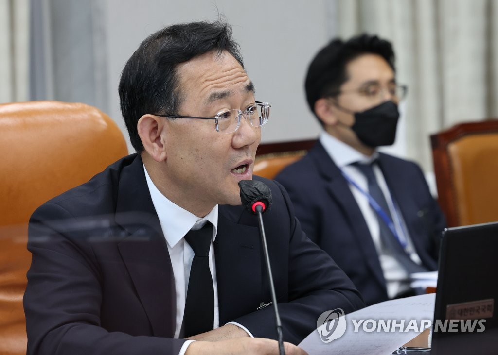 Ruling People Power Party floor leader Joo Ho-young speaks at a parliamentary audit session at the National Assembly in western Seoul on Nov. 2, 2022. (Yonhap)