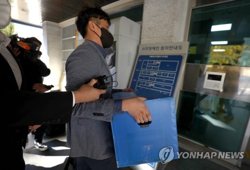 今月２日、竜山警察署を家宅捜索する特別捜査本部の関係者＝（聯合ニュース）