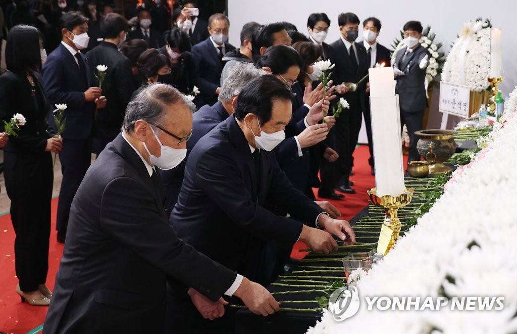 Japanese lawmakers affiliated with the Japan-Korea Parliamentarians' Union pay tribute in front of a memorial altar at Seoul Plaza in front of City Hall on Nov. 2, 2022, for victims of a deadly crowd crush in Seoul's Itaewon neighborhood. (Yonhap) 