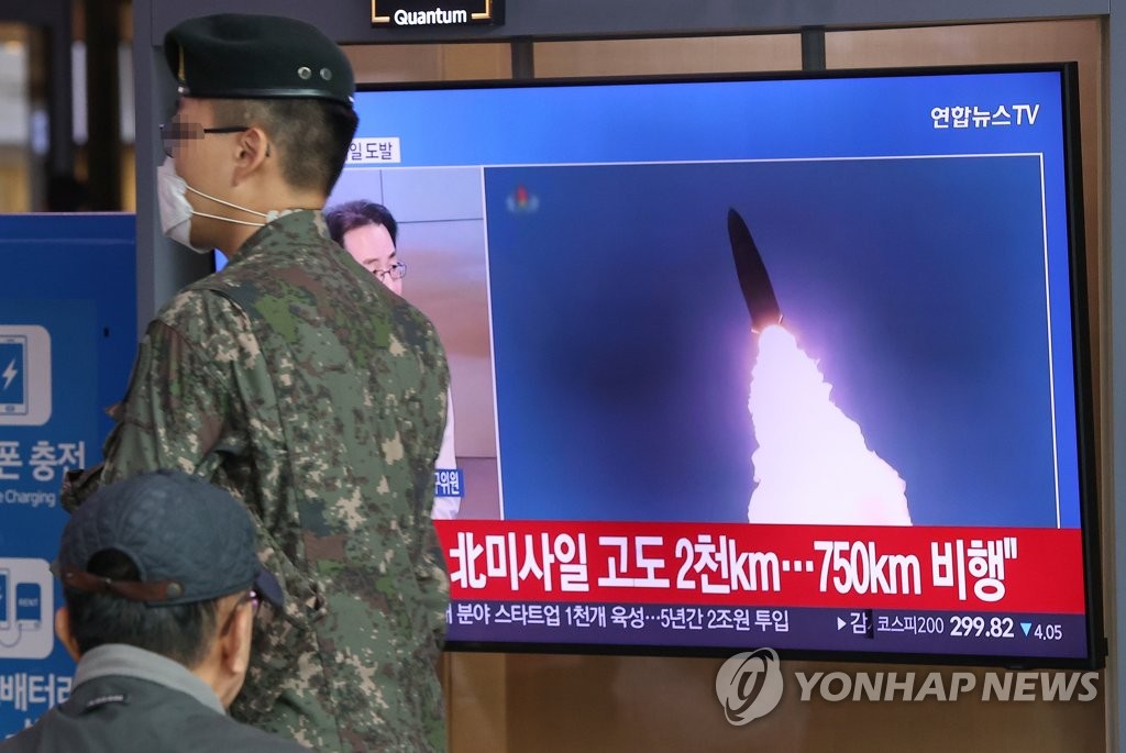 Un ciudadano observa las noticias sobre el lanzamiento de misiles balísticos por parte de Corea del Norte, el 3 de noviembre de 2022, en la Estación de Seúl, en la capital surcoreana. 