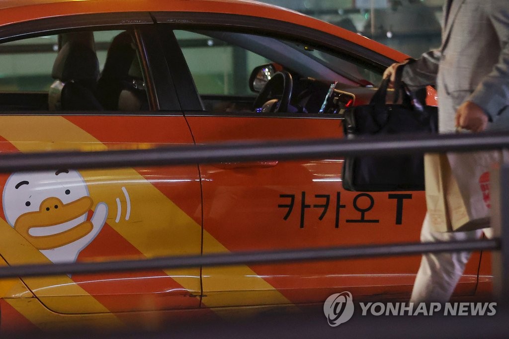 Kakao taxi app fined for secretly giving more calls to franchise cabs