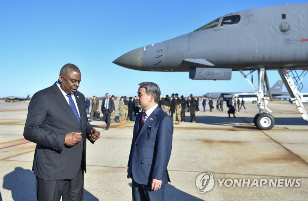 Defense Minister Lee Jong-sup (R) speaks with his U.S. counterpart, Lloyd Austin, during their visit at Joint Base Andrews in Prince George's County, Maryland, on Nov. 3, 2022, in this photo released by Seoul's defense ministry. (PHOTO NOT FOR SALE) (Yonhap)