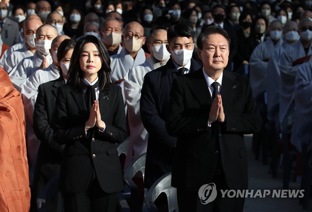 尹大統領が公の場で初めて謝罪　雑踏事故の追悼法要で