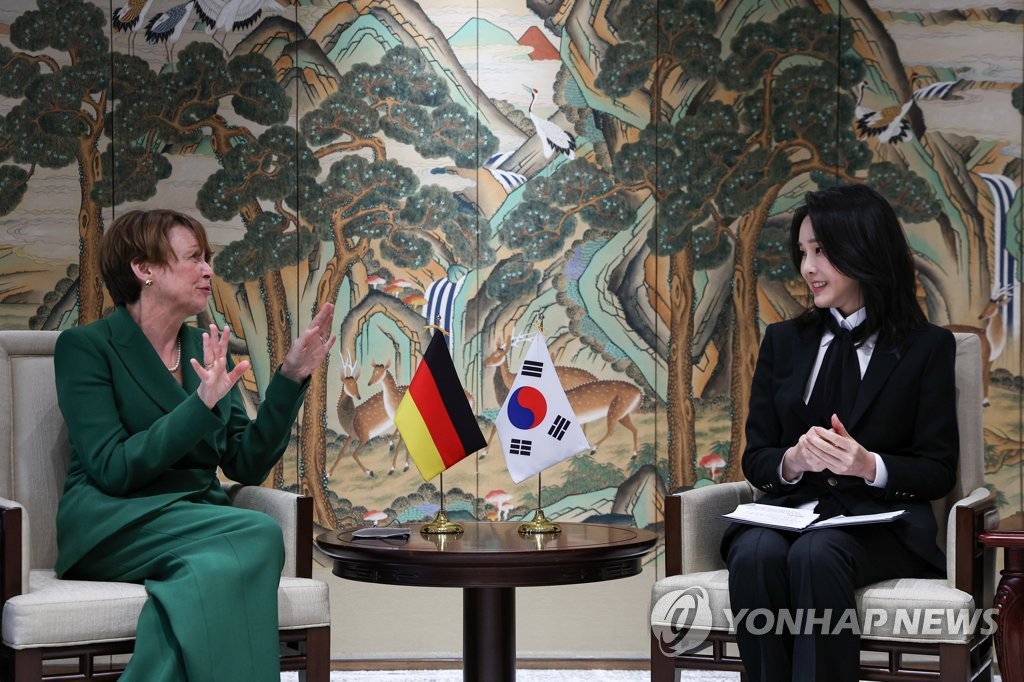 First lady Kim Keon-hee (R) and German first lady Elke Budenbender hold talks at the presidential office in Seoul on Nov. 4, 2022, in this photo provided by the office. (PHOTO NOT FOR SALE) (Yonhap)