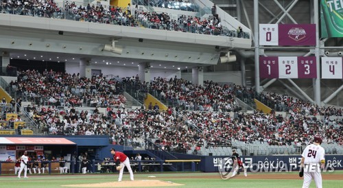 KBO Korean Series Game 2] Choo Shin-soo hits a single off Tyler Eppler.  Choi Ji-hoon with a two run home-run over right field. SSG Landers lead 5-1  over Kiwoom Heroes at the