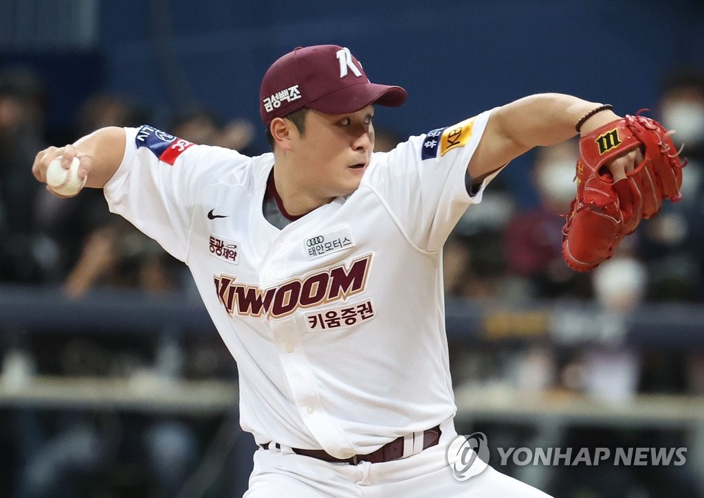 Kiwoom Heroes reliever Choi Won-tae pitches against the SSG Landers during the top of the ninth inning of Game 4 of the Korean Series at Gocheok Sky Dome in Seoul on Nov. 5, 2022. (Yonhap)