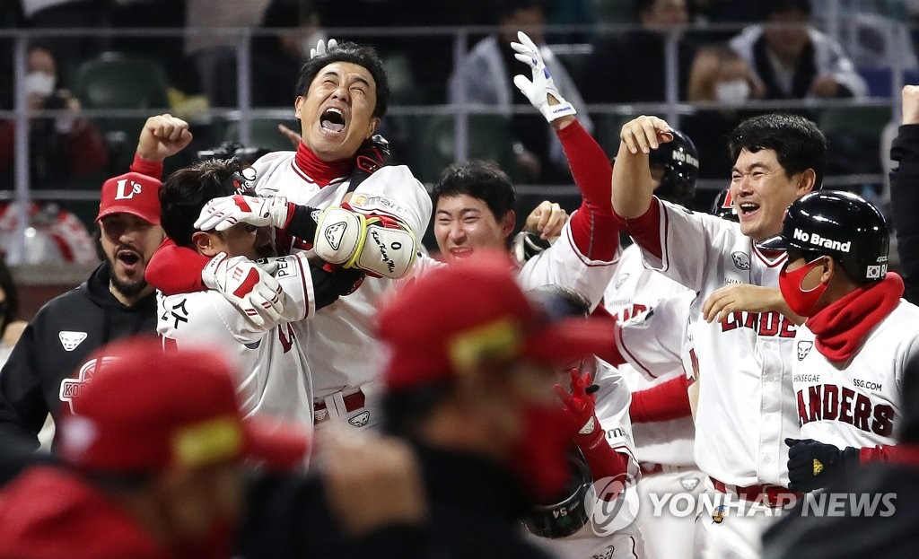 김강민 대타 대역전 끝내기 스리런포…SSG, KS 우승 1승 앞으로