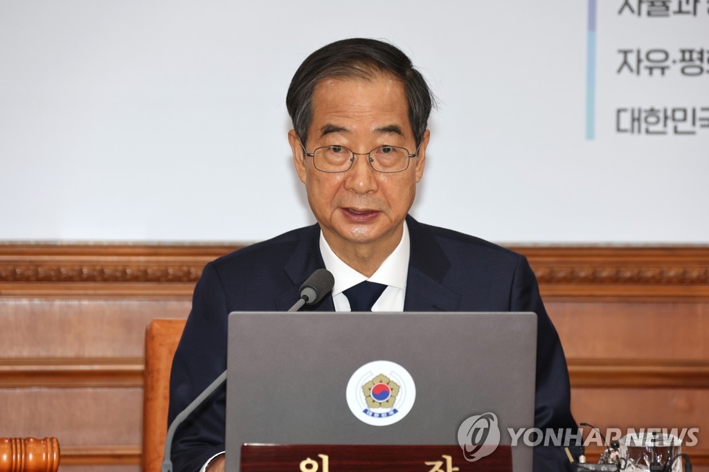 El primer ministro surcoreano, Han Duck-soo, habla durante una reunión del Gabinete, que tuvo lugar, el 8 de noviembre de 2022, en el complejo gubernamental de Seúl. 
