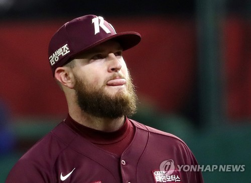 LEAD) Twins defeat Heroes to open KBO postseason series behind timely  errors