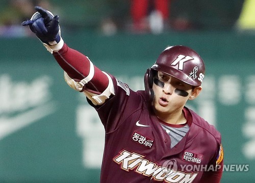 In this file photo from Nov. 8, 2022, Lee Jung-hoo of the Kiwoom Heroes celebrates his solo home run against the SSG Landers during the top of the sixth inning of Game 6 of the Korean Series at Incheon SSG Landers Field in Incheon, some 30 kilometers west of Seoul. (Yonhap)