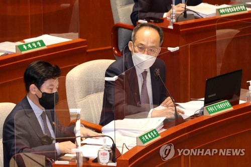 国会予算決算特別委員会で議員からの質問に答える秋経済副首相（中央）＝１０日、ソウル（聯合ニュース）