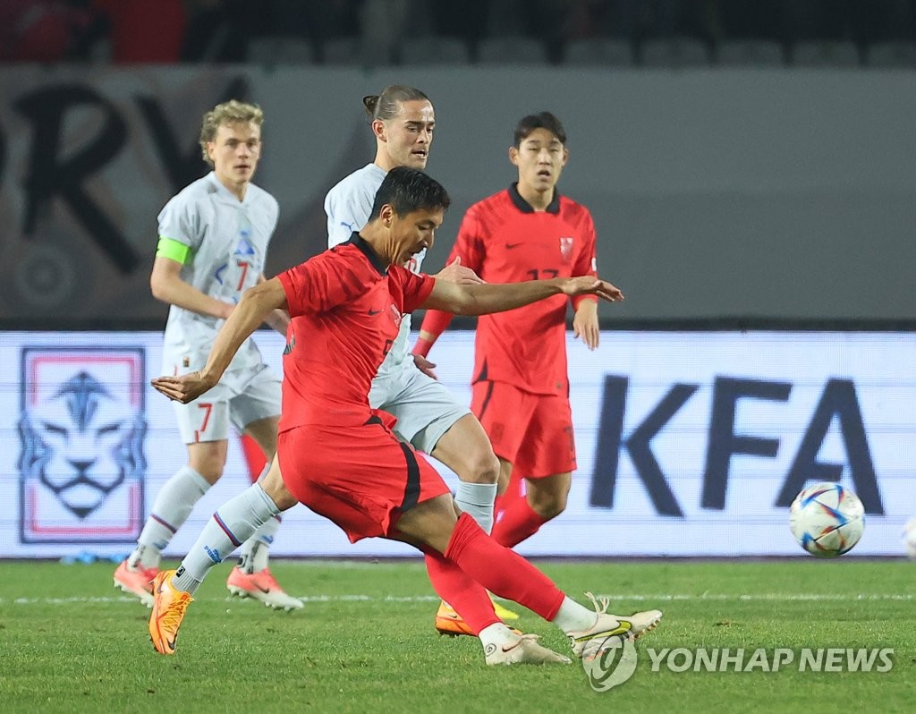 Jung Woo-young of South Korea sends a cross against Iceland during the teams' friendly football match at Hwaseong Sports Complex Main Stadium in Hwaseong, Gyeonggi Province, on Nov. 11, 2022. (Yonhap)