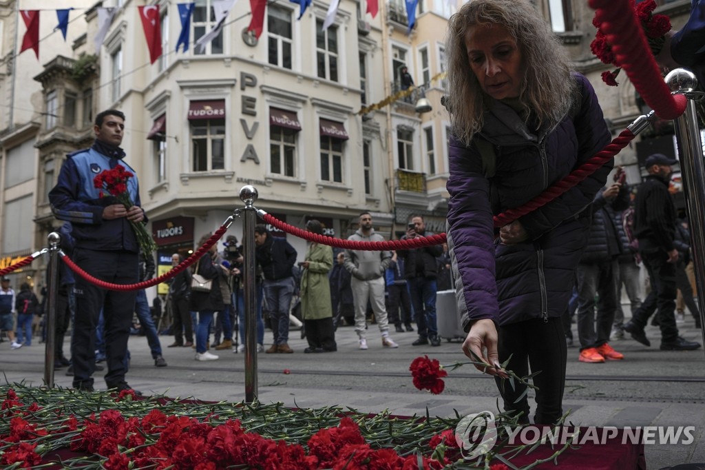 폭발 희생자 추모하는 이스탄불 시민들