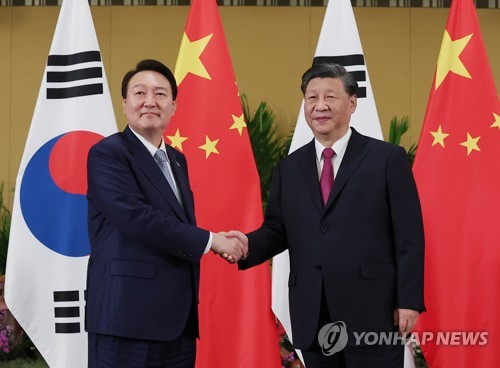 Yoon et le président chinois Xi Jinping tiennent leur premier sommet à Bali