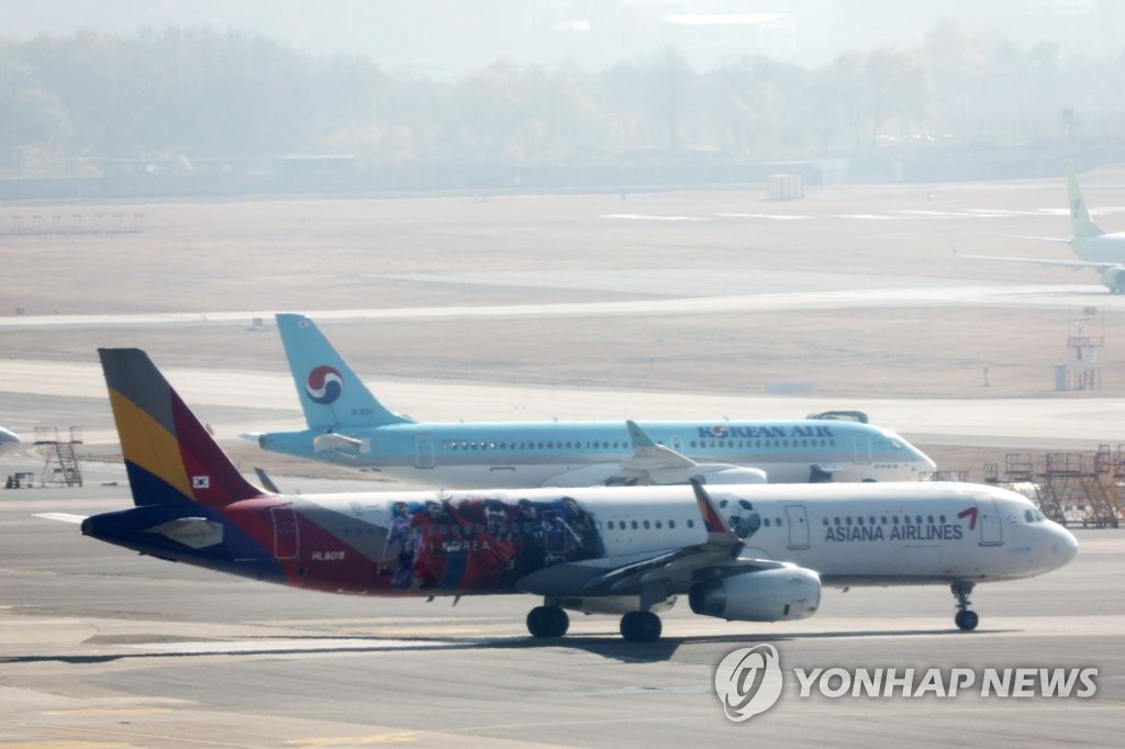 김포공항에 계류 중인 대한항공과 아시아나항공 여객기