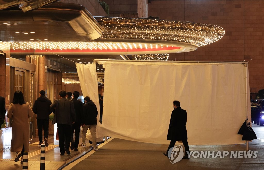 布のような幕で覆われたホテルの入り口＝１７日、ソウル（聯合ニュース）