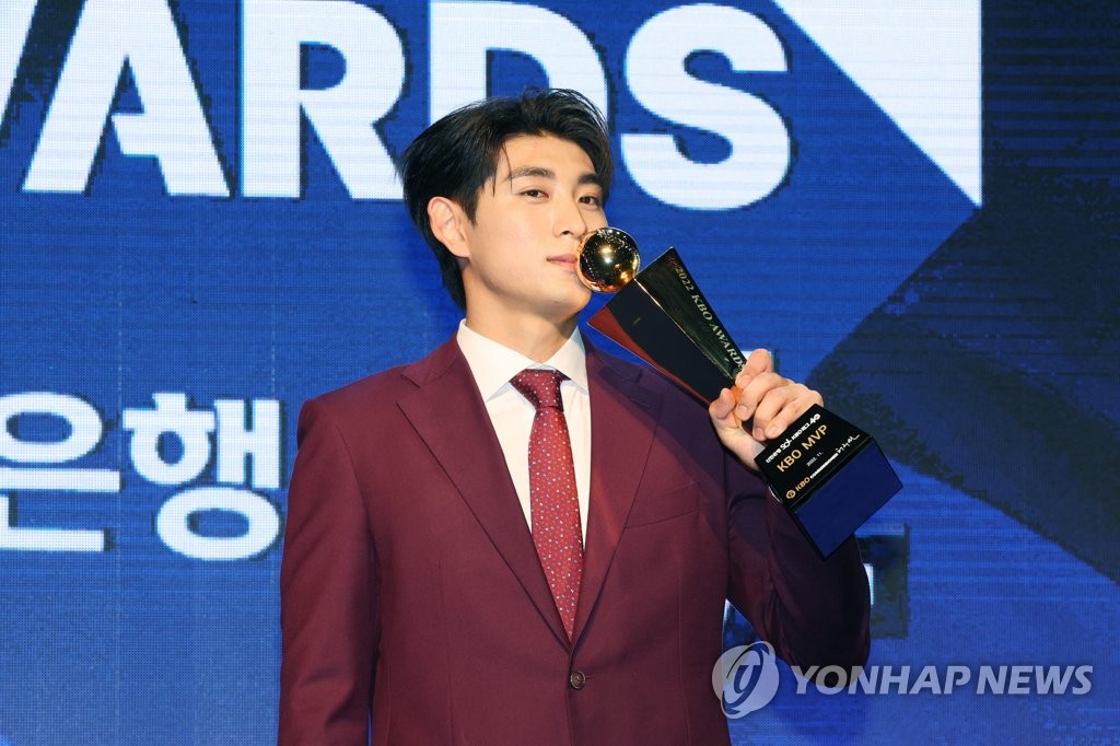 (LEAD) Heroes outfielder Lee Jung-hoo voted KBO MVP