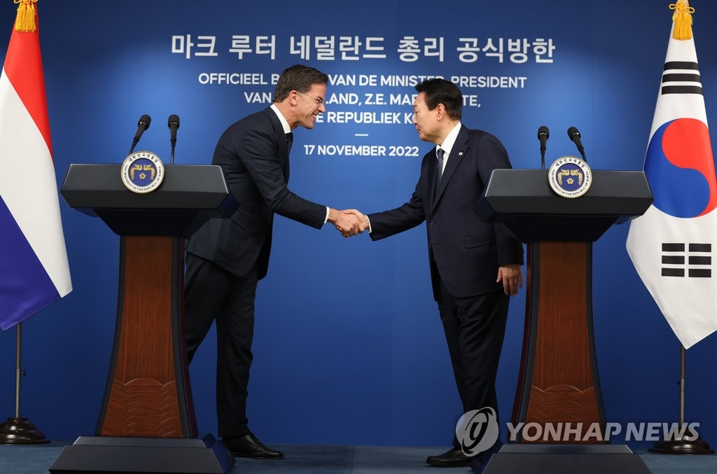 El presidente surcoreano, Yoon Suk-yeol (dcha.), saluda con un apretón de manos al primer ministro neerlandés, Mark Rutte, el 17 de noviembre de 2022, luego de su conferencia de prensa conjunta, en la oficina presidencial, en Seúl.