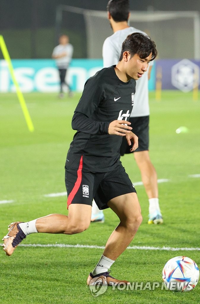 In this file photo, South Korean defender Yoon Jong-gyu trains for the FIFA World Cup at Al Egla Training Site in Doha on Nov. 17, 2022. (Yonhap)
