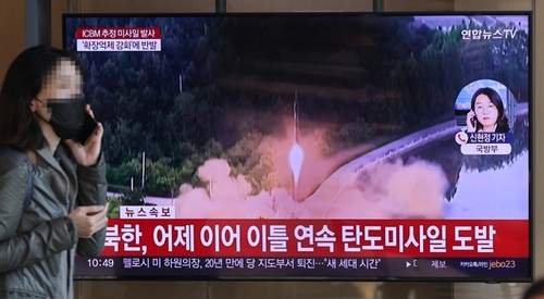 ソウル駅の待合室のテレビに北朝鮮のミサイル発射ニュースが流れている＝１８日、ソウル（聯合ニュース）　