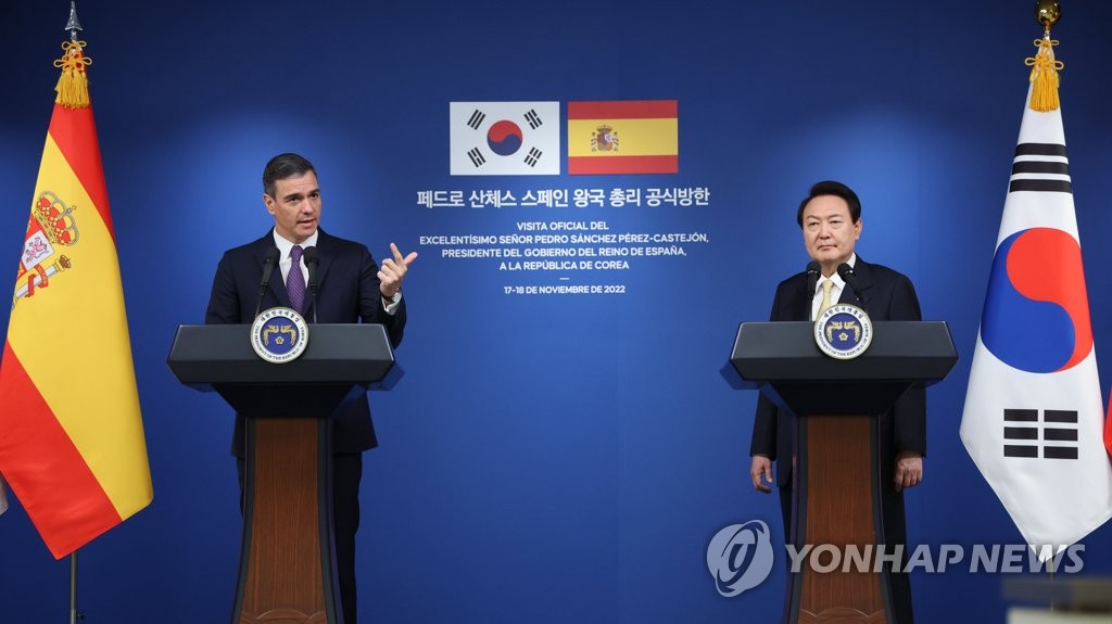 Le président Yoon Suk-yeol et le Premier ministre espagnol Pedro Sanchez donnent une conférence de presse conjointe à l'issue de leur sommet au bureau présidentiel de Yongsan à Séoul, le vendredi 18 novembre 2022.