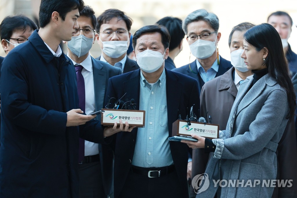 Jeong Jin-sang, secrétaire général adjoint du président du PD, Lee Jae-myung, arrive à la Cour centrale du district de Séoul le vendredi 18 novembre 2022 pour assister à une audience afin de décider de l'émission ou non d'un mandat d'arrêt à son encontre pour corruption présumée. 