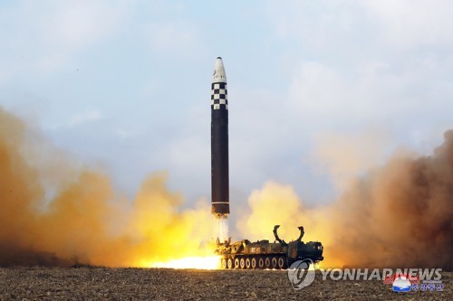 北朝鮮が昨年１１月に発射した新型ＩＣＢＭ「火星１７」＝（朝鮮中央通信＝聯合ニュース）≪転載・転用禁止≫