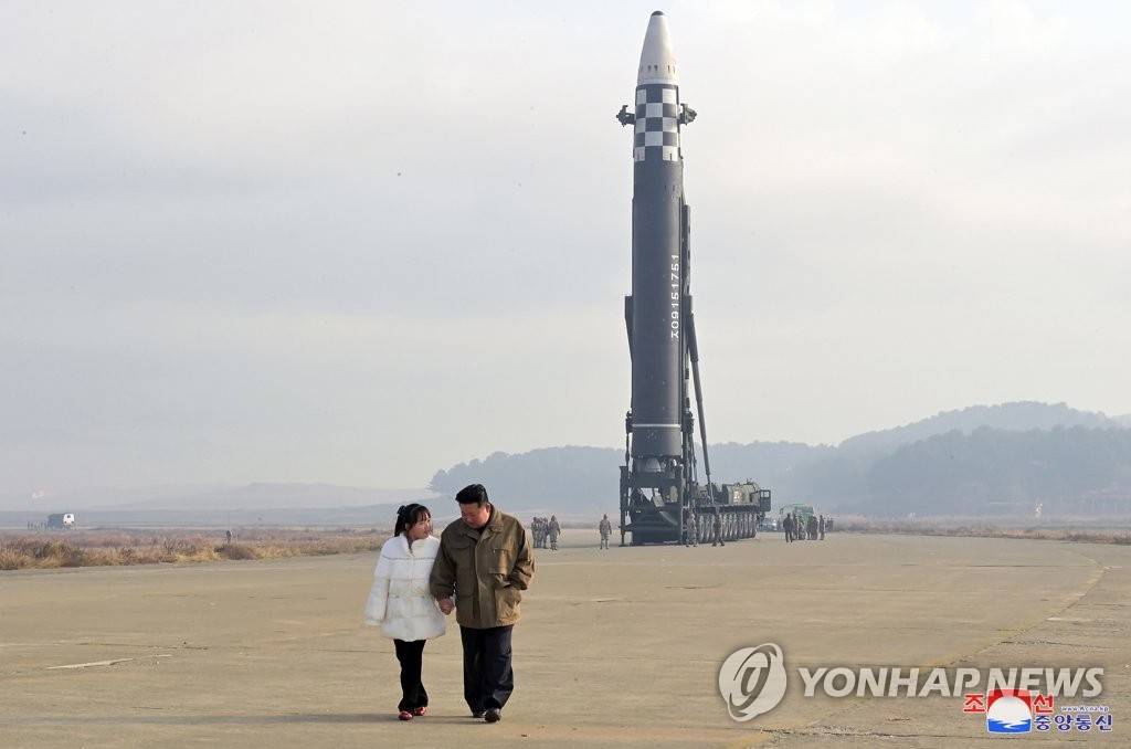 Le dirigeant nord-coréen Kim Jong-un devant un missile balistique intercontinental (ICBM) avec sa fille le vendredi 18 novembre 2022 sur cette photo publiée le lendemain par l'Agence centrale de presse nord-coréenne (KCNA). (Utilisation en Corée du Sud uniquement et redistribution interdite)