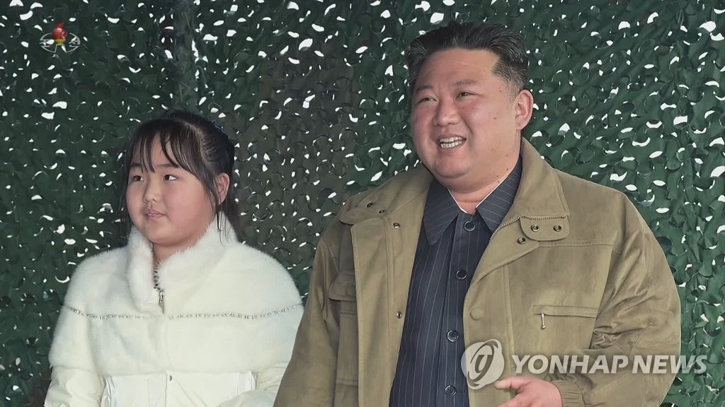 La foto, capturada, el 20 de noviembre de 2022, de la Estación Central de Televisión de Corea del Norte, muestra al líder norcoreano, Kim Jong-un (dcha.), sonriendo junto a su hija, dos días antes, mientras se preparan para observar el lanzamiento del ICBM Hwasong-17. Fue la primera aparición pública de su hija ante los medios de comunicación estatales. (Uso exclusivo dentro de Corea del Sur. Prohibida su distribución parcial o total)