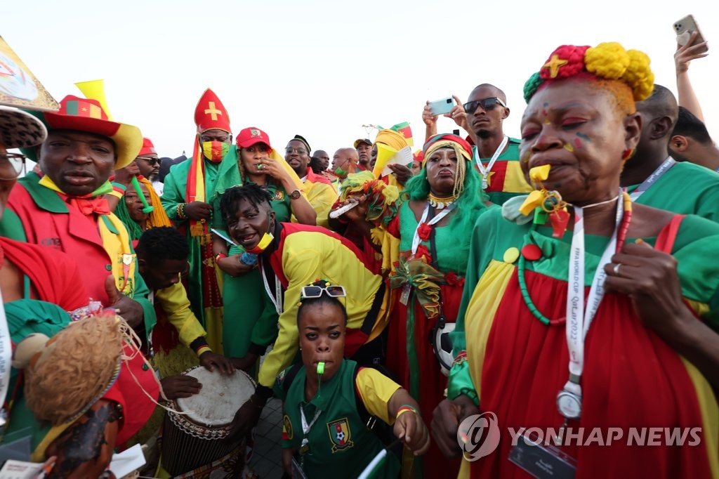 월드컵 개막전 응원 나선 카메룬 축구팬들