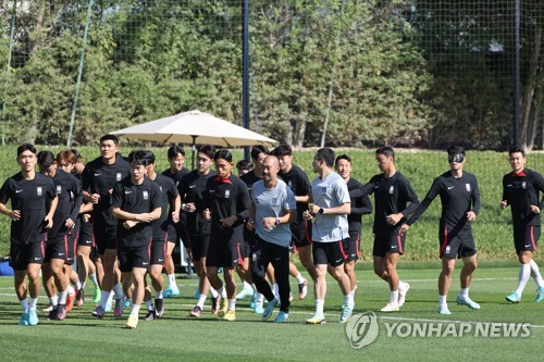 South Korean players train for the FIFA World Cup at Al Egla Training Site in Doha on Nov. 23, 2022. (Yonhap)
